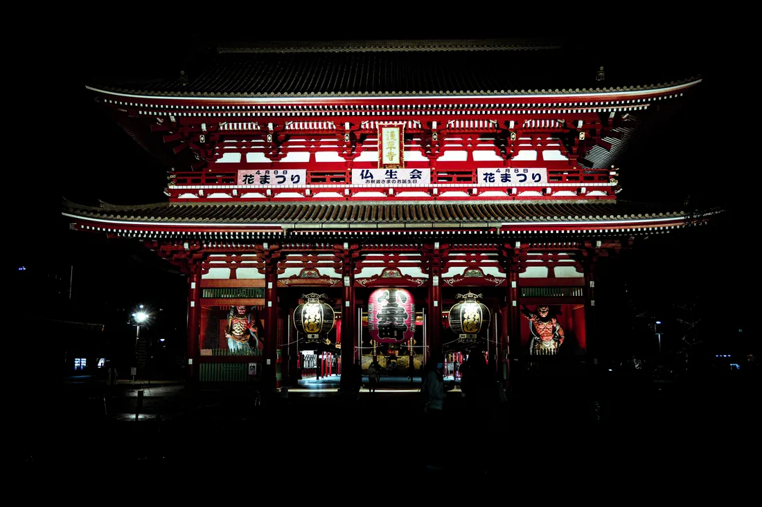 Templo japonês iluminado ao anoitecer