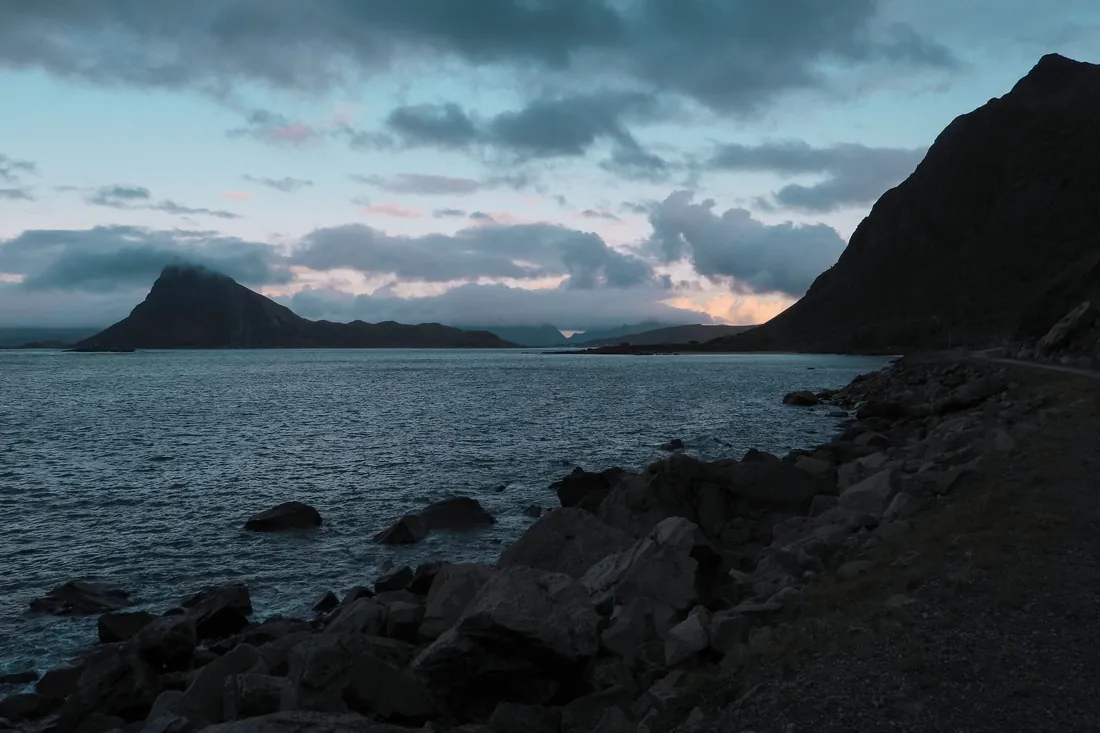 Montanhas e mar nas ilhas Lofoten, Noruega