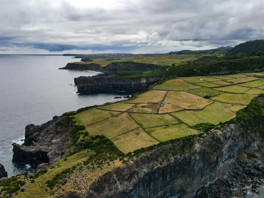 Fajã e pastagens sobre o mar, São Jorge