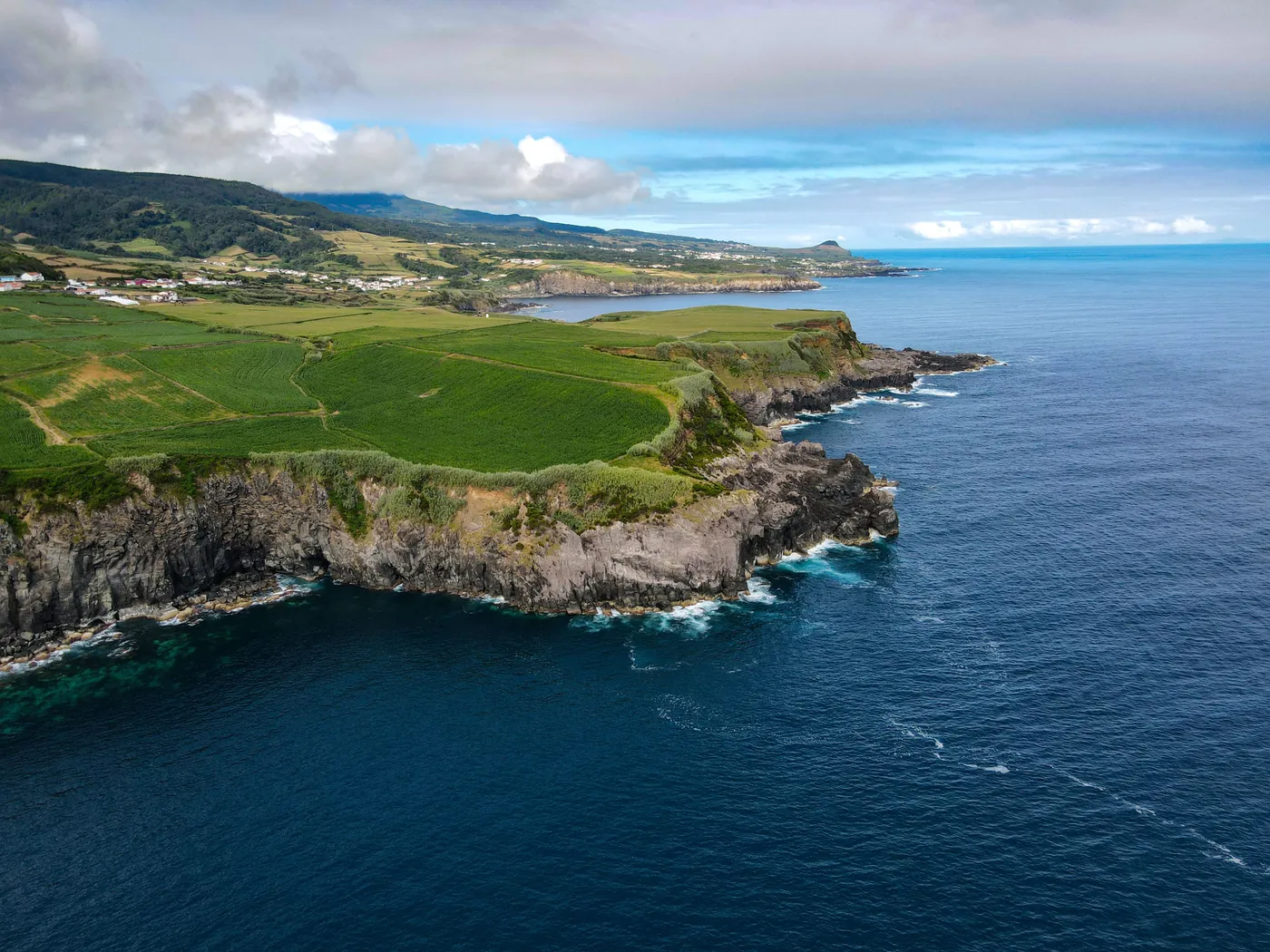 Falésias verdes sobre o mar nos Açores